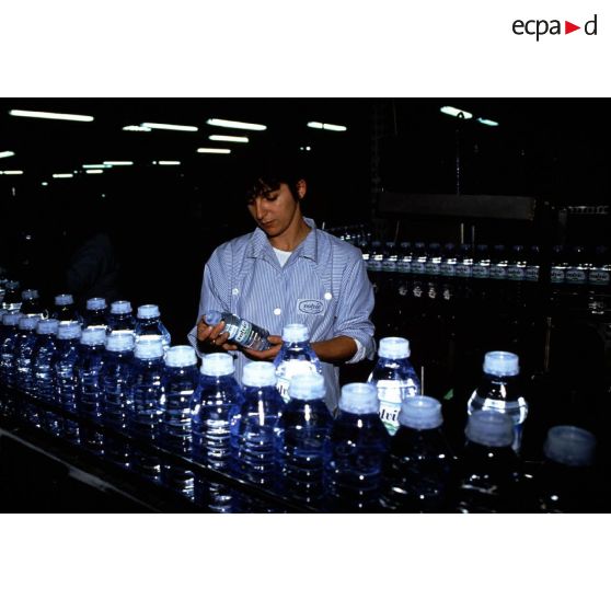 Volvic (63). Usine Volvic. Eau minérale. Poste de contrôle en fin de chaîne d'embouteillage.