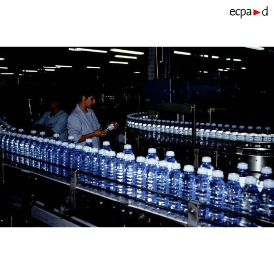 Volvic (63). Usine Volvic. Eau minérale. Poste de contrôle en fin de chaîne d'embouteillage.