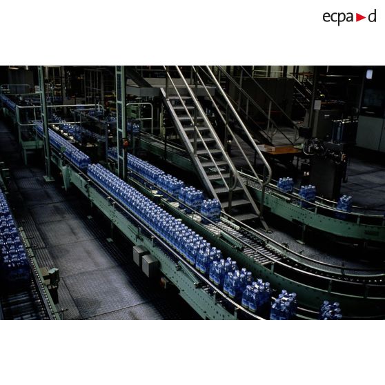 Volvic (63). Usine Volvic. Eau minérale. Conditionnement des bouteilles par quatre.