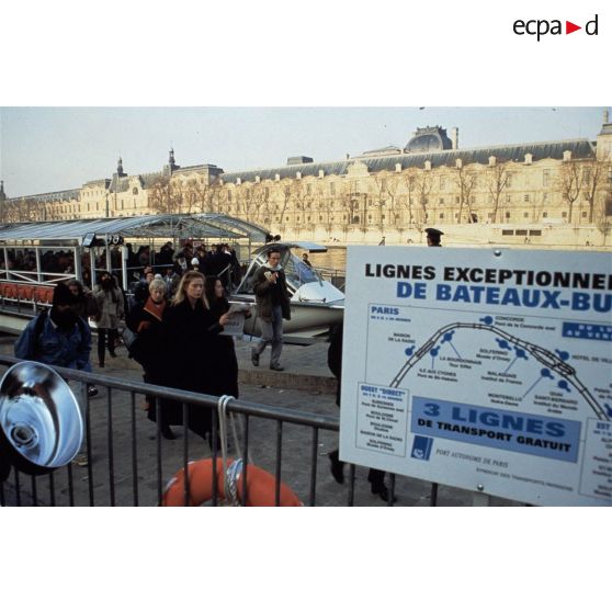 Décembre 1995. Paris 7e. Transport de substitution pendant la grève des transports.