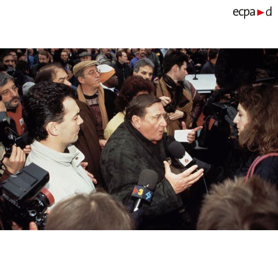 12 décembre 1995. Paris 4e. Manifestation contre le plan Juppé. Interview de M. Viannet.