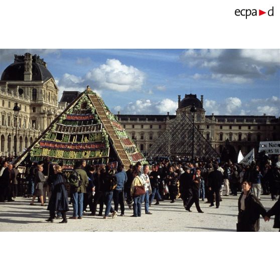 Novembre 1995. Paris 1er. Le Louvre, manifestation de producteurs de légumes.