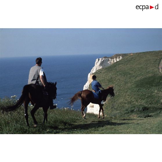 Etretat (76). Randonnée à cheval sur les falaises.