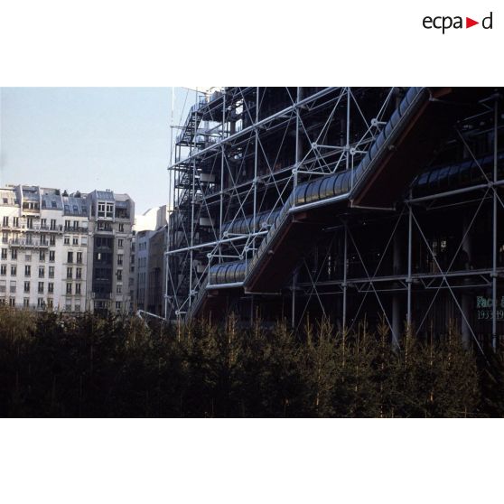 Paris 4e. Décoration du Centre Georges Pompidou à Noël. Architectes : Renzo Piano et Richard Rogers.