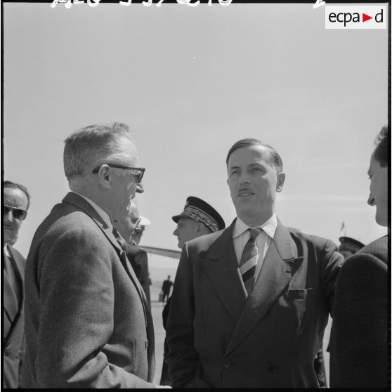 Avant son départ d'Oran, Raymond Triboulet rencontre sur le terrain de la Senia André Morice, ancien ministre de la Défense nationale.