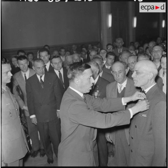 Sidi Salem. Hôtel de ville. Raymond Triboulet remet la Croix d'Officier du mérite combattant.