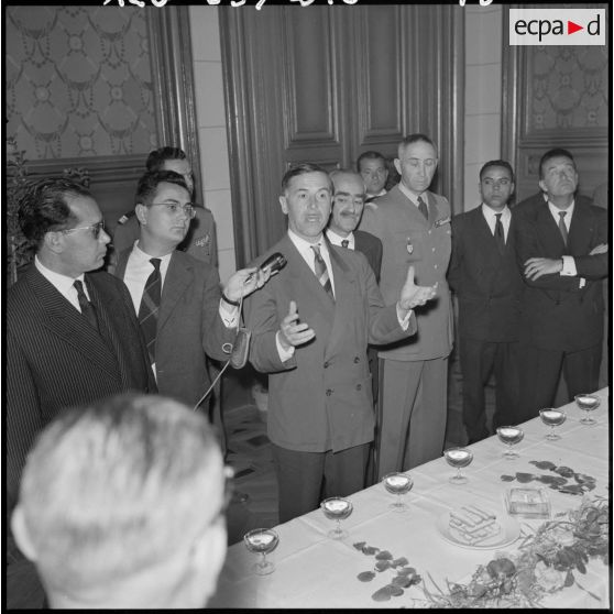 Sidi Salem. Hôtel de ville. Raymond Triboulet s'adresse à la foule.