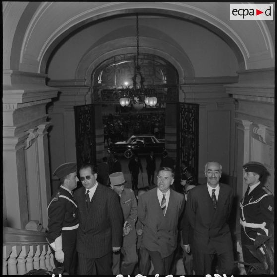 Sidi Salem. Arrivée à l'hôtel de ville.