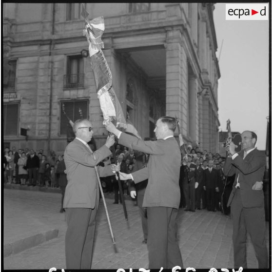 Sidi Salem. Raymond Triboulet remet un drapeau à l'association des Grands mutilés de guerre d'Oran.
