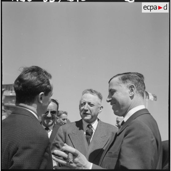 Avant son départ d'Oran, Raymond Triboulet rencontre sur le terrain de la Senia André Morice, ancien ministre de la Défense nationale.