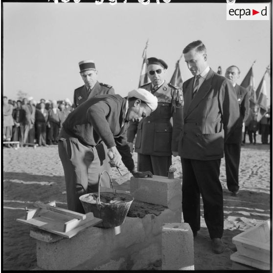 Sidi Salem. Raymond Triboulet  va poser la première pierre d'un logement destiné à un "ancien combattant musulman".