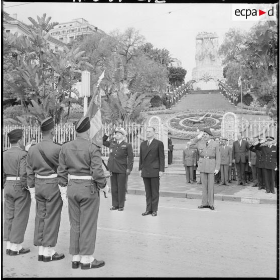 Alger. Cérémonie au monument aux morts. Paul Delouvrier, les généraux Challe et Massu pendant les honneurs au drapeau.