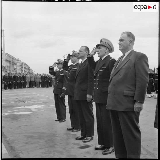 Alger. Cérémonie à la stèle des marins. Les personnalités pendant la minute de silence.