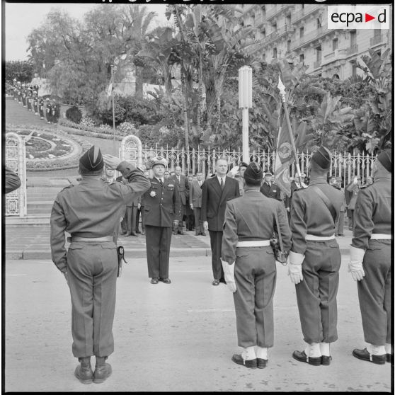 Alger. Cérémonie au monument aux morts. Paul Delouvrier, les généraux Challe et Massu pendant les honneurs au drapeau.