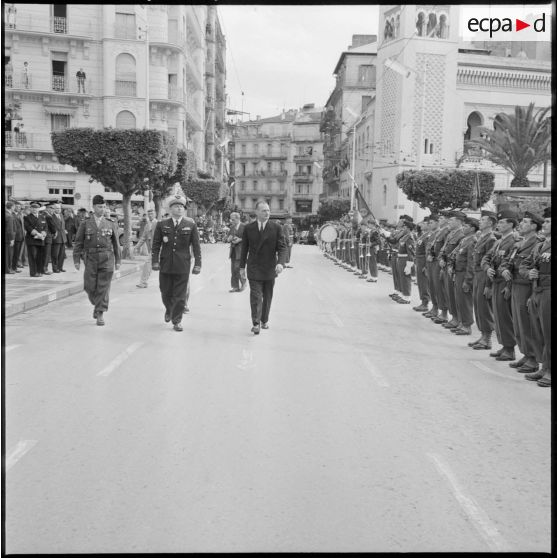 Alger. Cérémonie au monument aux morts. Paul Delouvrier passe les troupes en revue.