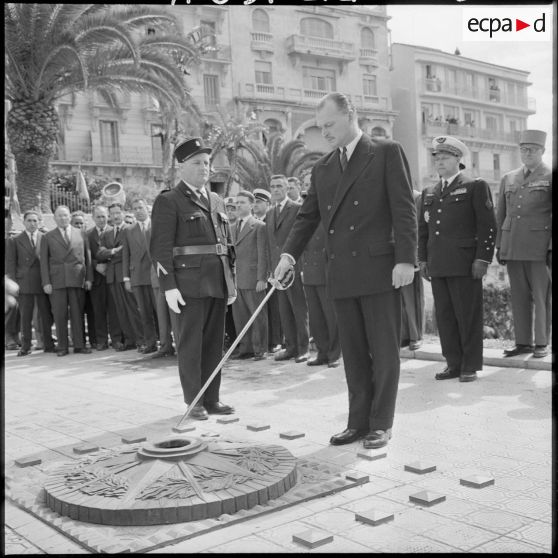 Alger. Cérémonie au monument aux morts. Paul Delouvrier ranime la flamme.