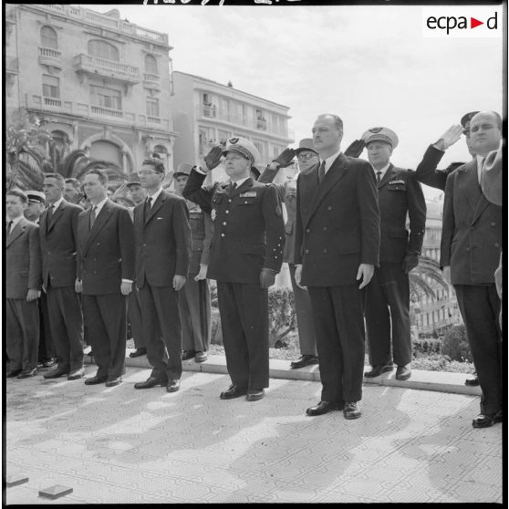 Alger. Cérémonie au monument aux morts. Les personnalités pendant la minute de silence.