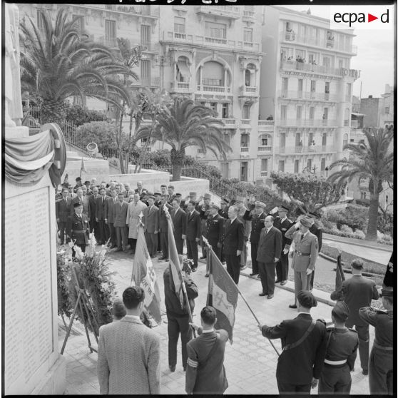 Alger. Cérémonie au monument aux morts. Les personnalités pendant la minute de silence.