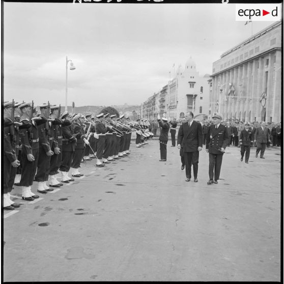 Alger. Cérémonie à la stèle des marins. Paul Delouvrier accompagné de l'amiral Auboyneau passe en revue le détachement de la marine nationale.