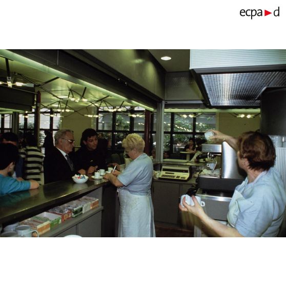 Paris 12e. Ministère des Finances. La cafétéria.
