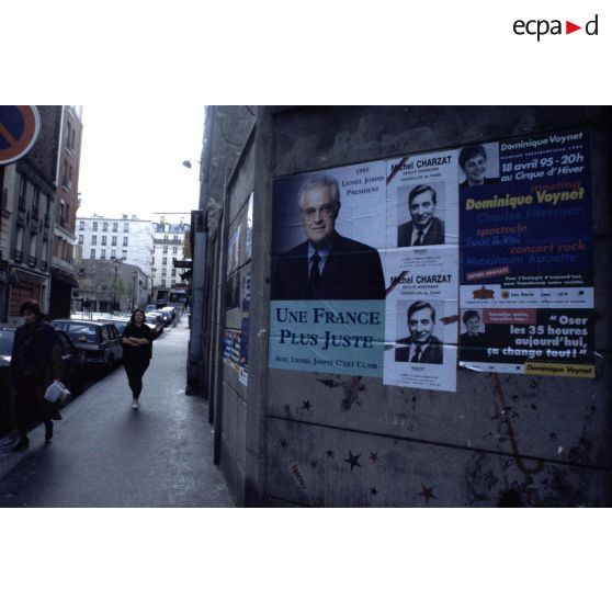 Avril 1995. Paris. Elections présidentielles : affiche du PS avec Lionel Jospin et des Verts avec Dominique Voynet.