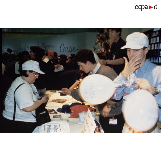 25 mars 1995. Le Bourget (93). Elections présidentielles : stand de jeunes au meeting d'Edouard Balladur.
