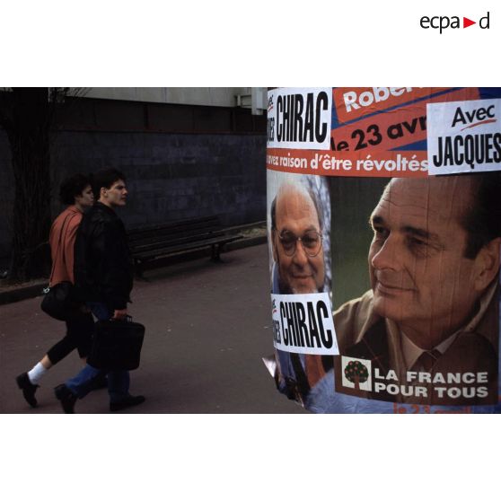 Avril 1995. Paris. Elections présidentielles : affichage sauvage.