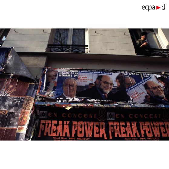 Avril 1995. Paris. Elections présidentielles : affichage sauvage.