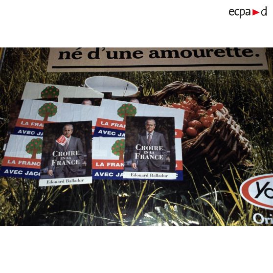Avril 1995. Paris. Elections présidentielles : affichage sauvage.
