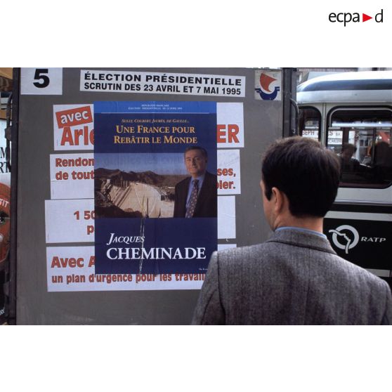 Avril 1995. Paris. Elections présidentielles : panneau électoral avec une affiche de Jacques Cheminade.