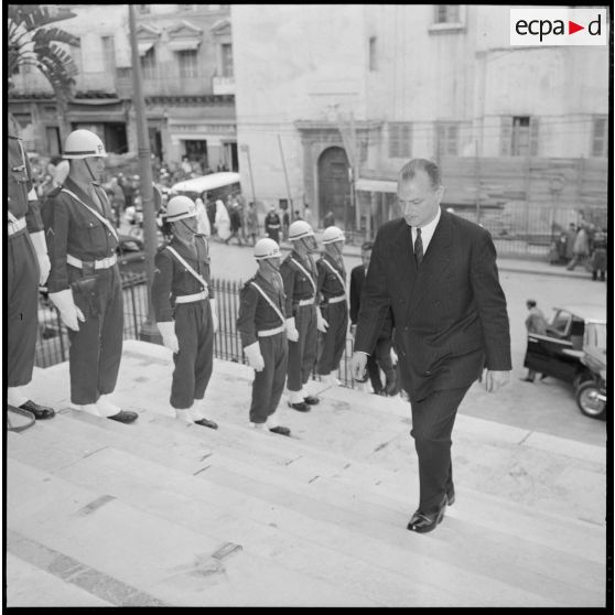 Alger. Arrivée de Paul Delouvrier à la cathédrale.