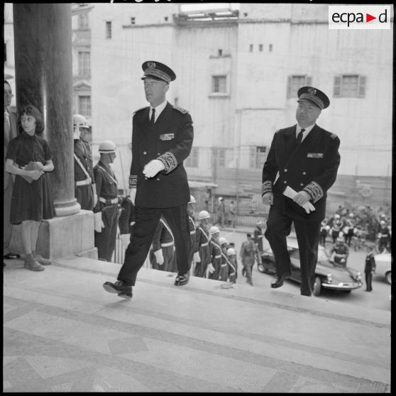 Alger. Arrivée de deux autorités militaires à la cathédrale.