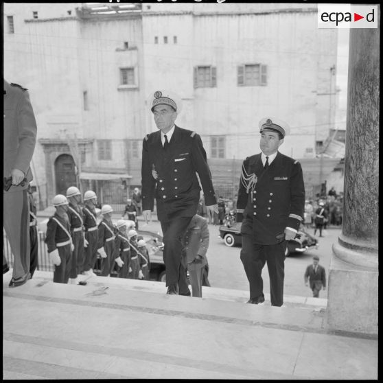 Alger. Arrivée de l'amiral Auboyneau à la cathédrale.