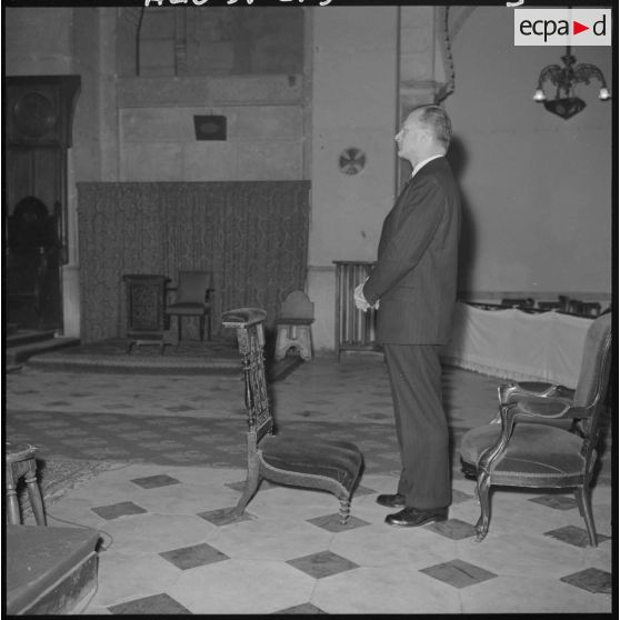 Alger. Paul Delouvrier assiste à la messe à la cathédrale.