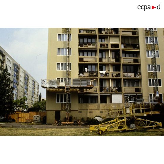 Juin 1986. Gennevilliers (92). HLM des Agnettes (OPHLM) pendant la rénovation.