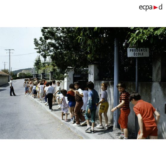 Volx (04). Entrée d'école