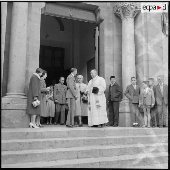 Sétif. Eglise Sainte-Monique. Sortie de la messe : Rebiha Khebtani, le général Delepierre, l'abbé doyen.