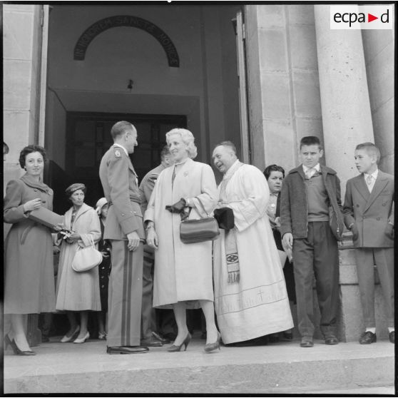 Sétif. Eglise Sainte-Monique. Sortie de la messe : Rebiha Khebtani, le général Delepierre, l'abbé doyen.