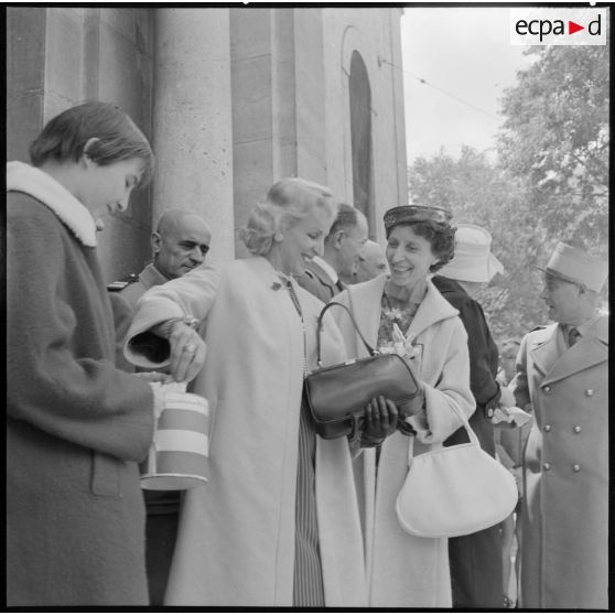 Sétif. Eglise Sainte-Monique. Remise de l'oeillet tricolore.