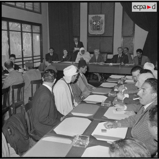 Sétif. Les conseillers municipaux dans la salle du conseil.