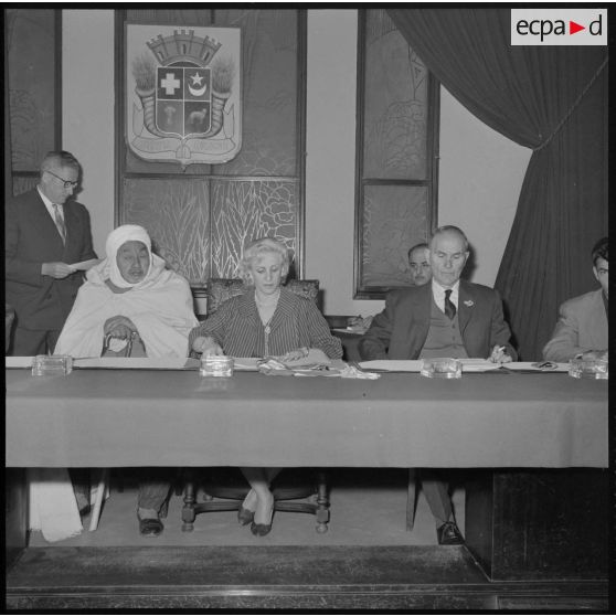 Sétif. Madame Khebtani entourée de monsieur Benaouada à gauche, et du général Gesrel à droite.