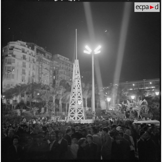 Alger. Le mât des couleurs en forme de derrick symbolisant la richesse de l'Algérie.