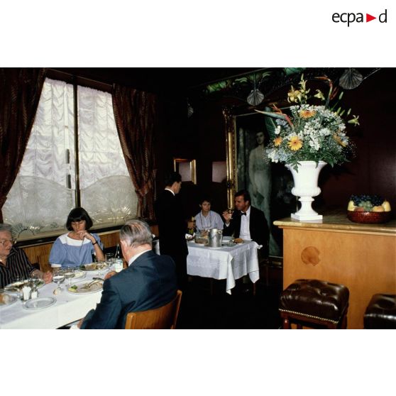 Paris 8e. Place de la Madeleine. Restaurant Prunier.