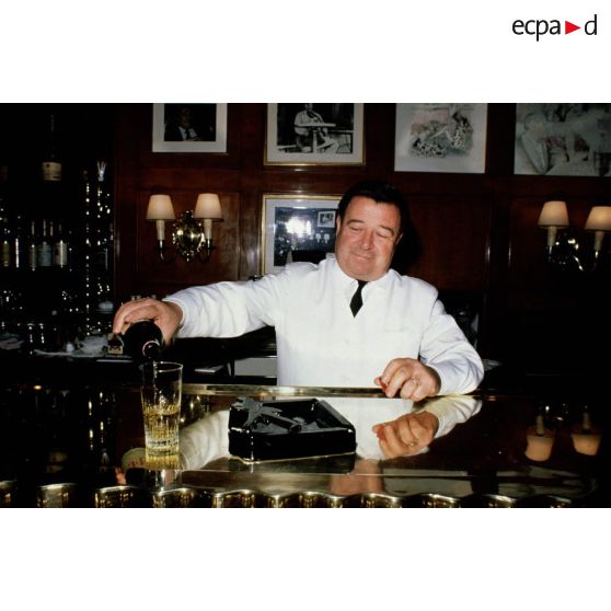 Paris 8e. Restaurant le Fouquet's; le barman.