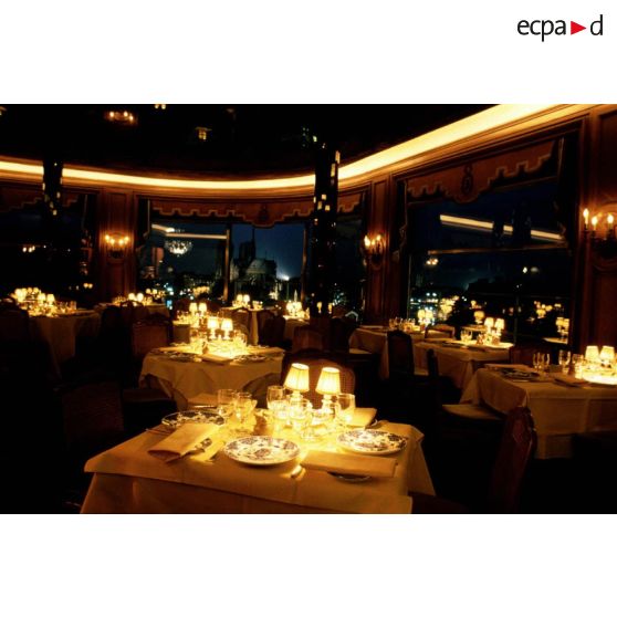 Paris. Restaurant La Tour d'Argent : au fond Notre-Dame.