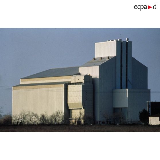 Arles (13). Silo à riz.