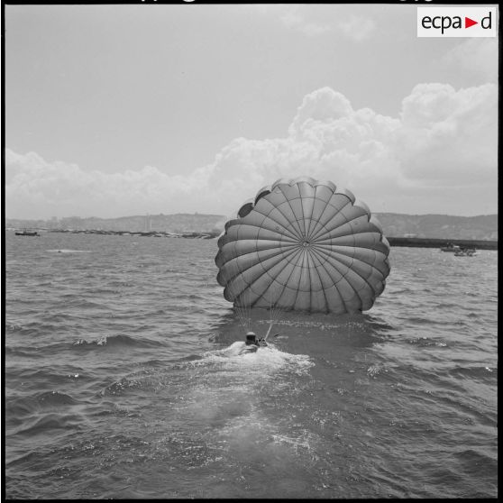 Alger. Commémorations du 13 Mai 1958. Lâcher de parachutistes dans le port.