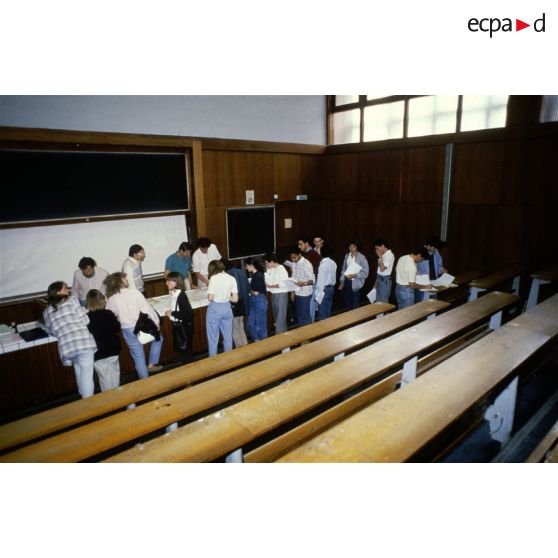 Pau (64). Faculté des Sciences. Remise des copies d'examen.