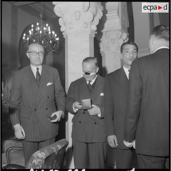 Alger. Palais d'été. Alain de Serigny et le colonel Thomazo viennent de recevoir la médaille commémorative du premier anniversaire du 13 Mai 1958.