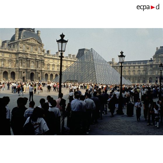 Paris 1er. Pyramide du Louvre (architecte I.M. Pei). File d'attente.
